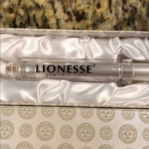 Lionesse Facelift Filler (used 4-5 times)